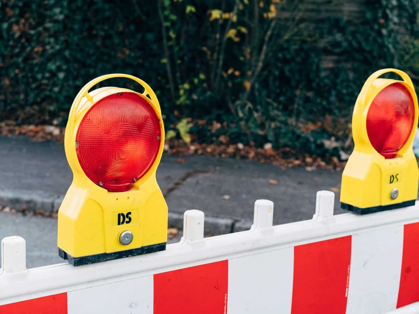 Gefährlicher Eingriff auf der B 97: Unbekannte demolieren Baustelle – Auto kracht in Absperrung