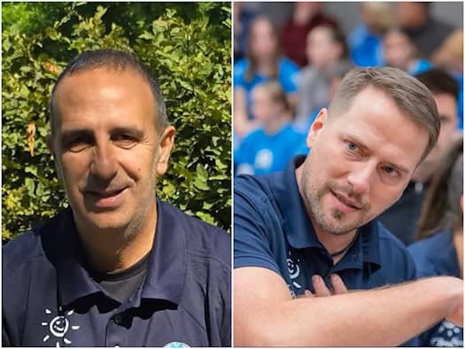 Zweigeteiltes Porträt der neuen DVV-Bundestrainer: Links der Italiener Matteo Ingratta lächelnd vor grünem Hintergrund, rechts Andreas Renneberg in der Sporthalle mit Zuschauern im Hintergrund.