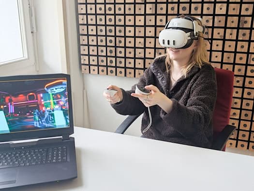 Tanzfläche in der Virtual Reality: Der Laptop zeigt, was auch die Probanden durch ihre VR-Brillen sehen werden.