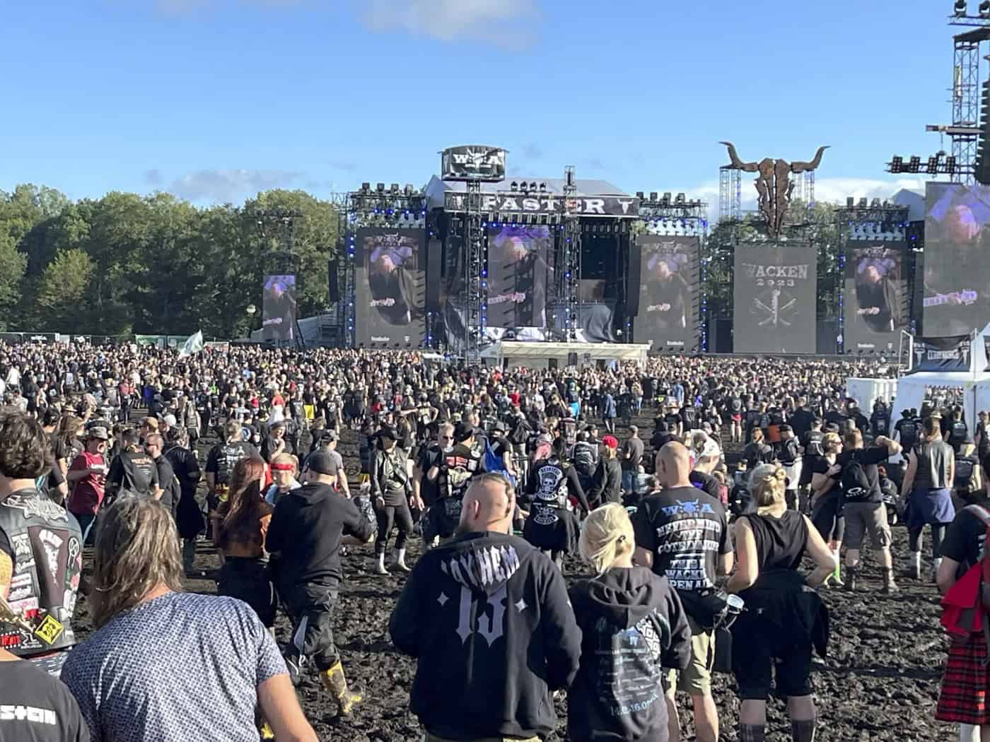 Konzertstimmung beim Wacken Open Air, wo Leipziger Forschende die Schmerztoleranz von Fans des Heavy Metal untersuchten.