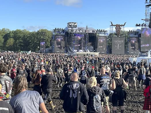 Konzertstimmung beim Wacken Open Air, wo Leipziger Forschende die Schmerztoleranz von Fans des Heavy Metal untersuchten.