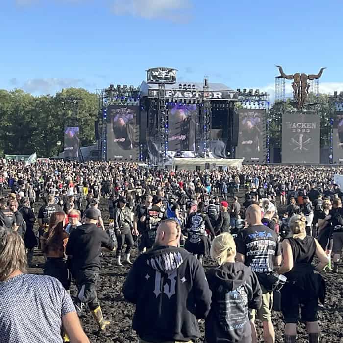 A concert atmosphere at the Wacken Open Air, where researchers from Leipzig studied the pain tolerance of heavy metal fans.