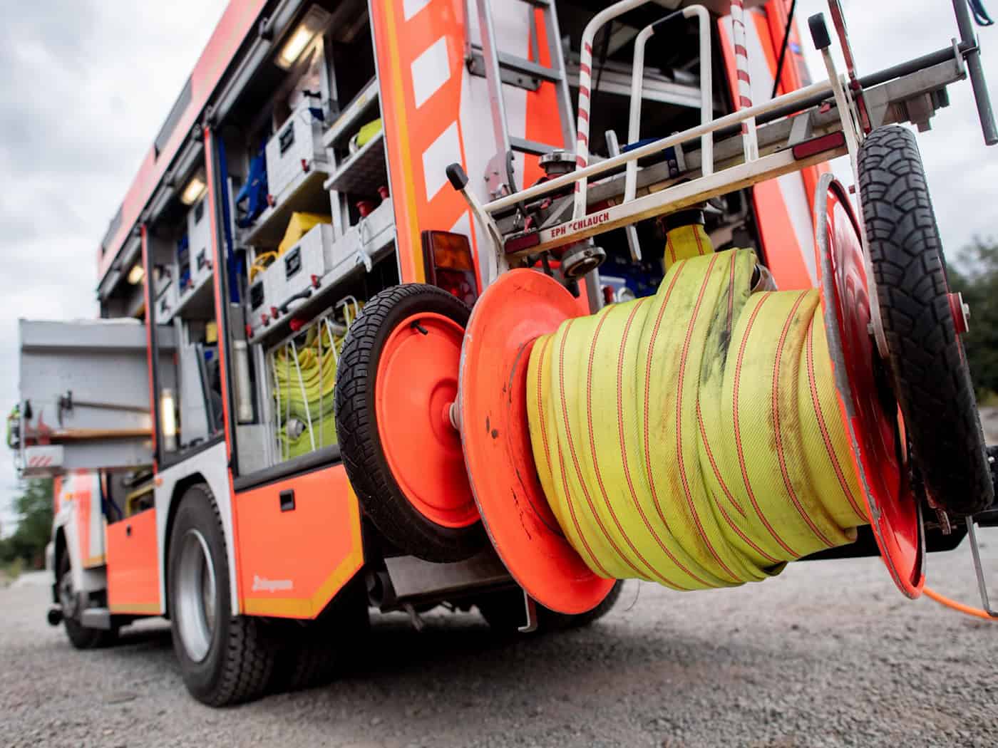Waldbrand bei Plauen – Feuerwehr kämpft zu Fuß gegen Flammen