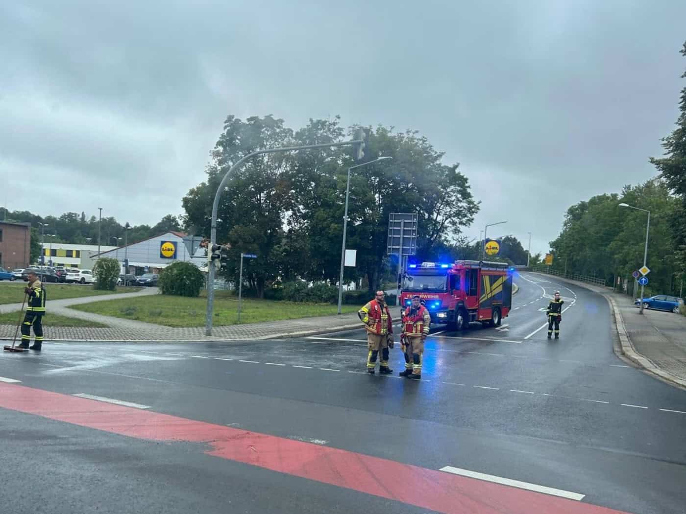 Ölspur sorgt für Sperrungen auf Dresdner Straße in Freital