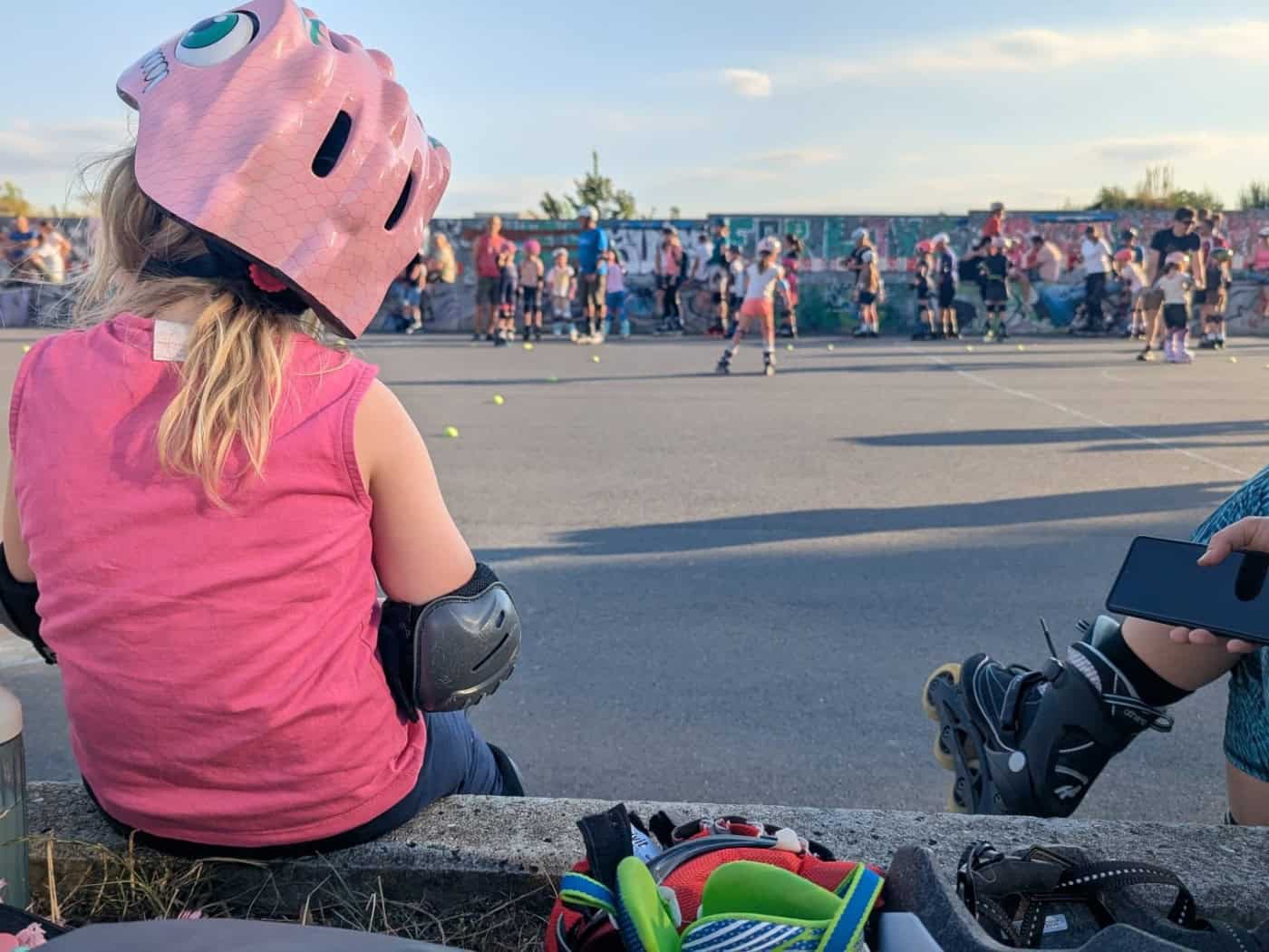 Hinfallen, Pizza machen, weiterrollen: So geht Kindernachtskaten in Dresden