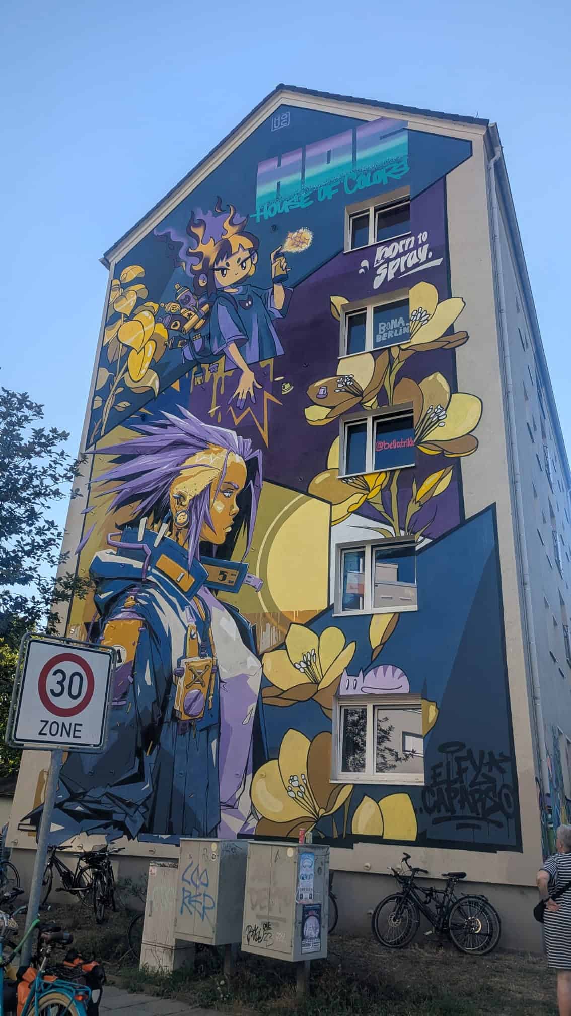 Gearbeitet wurde bis zur letzten Minute. Erst kurz vor der Eröffnung konnte das Gerüst an der Fassade des House of Colors entfernt werden Gearbeitet wurde bis zur letzten Minute. Erst kurz vor der Eröffnung konnte das Gerüst an der Fassade des House of Colors entfernt werden