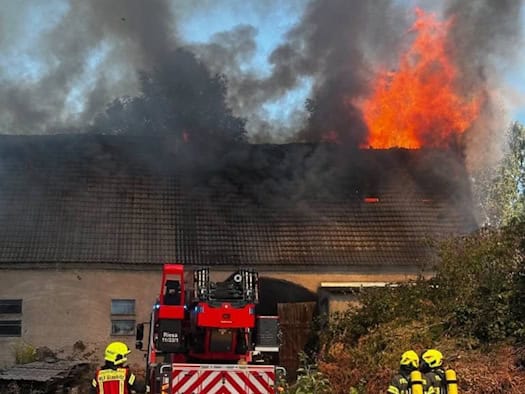 Großbrand in Zeithain: 75 Einsatzkräfte gegen Scheunenfeuer