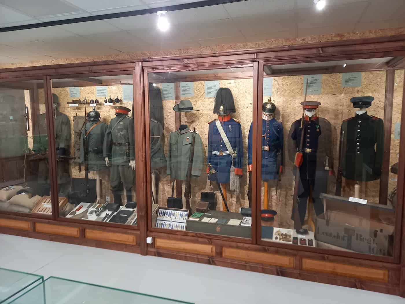 Uniformen verschiedener Epochen im Militärhistorischen Museum Neusorge in der Oberlausitz Militärbekleidung im Laufe der Zeit im Militärhistorischen Museum Neusorge