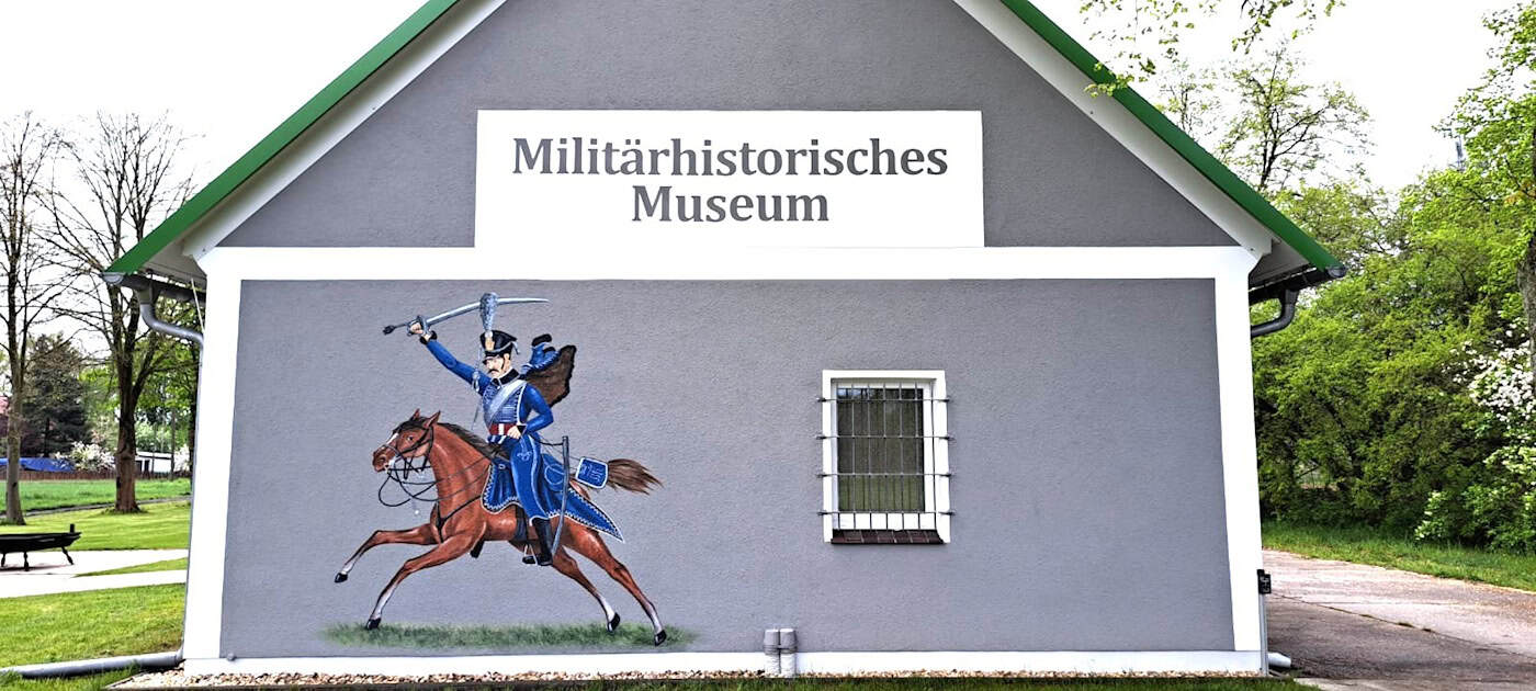 Großflächiges Wandgemälde am Militärhistorischen Museum Neusorge Das Militärhistorischen Museums Neusorge in einem ehemaligen LPG-Gebäude in Rothenburg/Oberlausitz