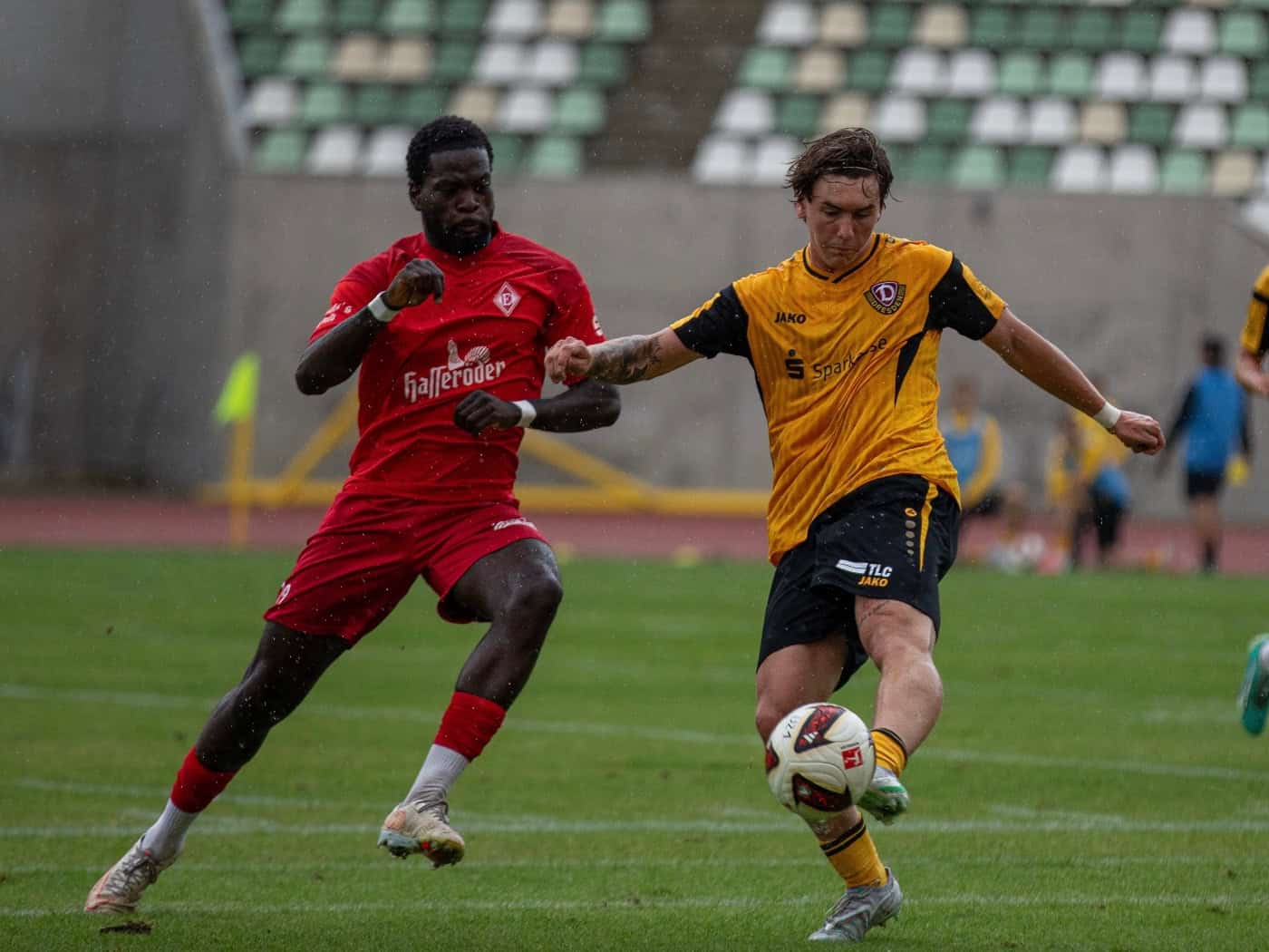 Dynamo Dresden Spieler im Zweikampf während des Spiels.