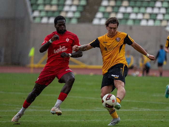 Dynamo Dresden Spieler im Zweikampf während des Spiels.