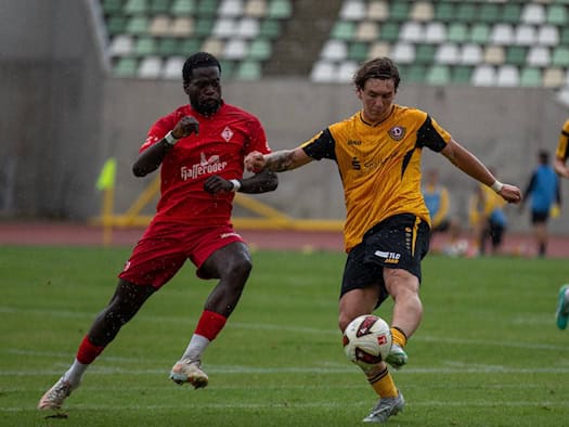 Dynamo Dresden Spieler im Zweikampf während des Spiels.