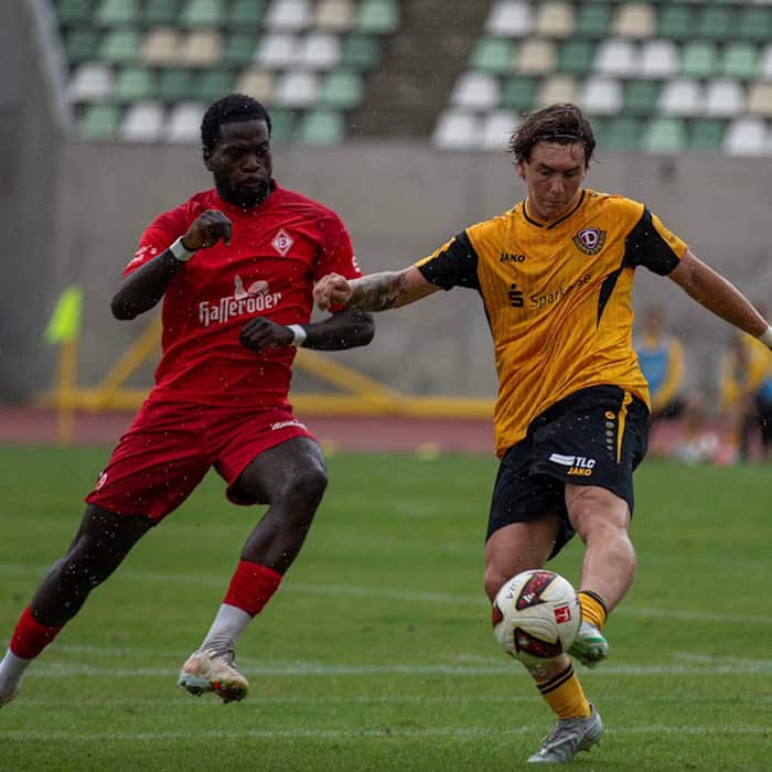 Dynamo Dresden Spieler im Zweikampf während des Spiels.