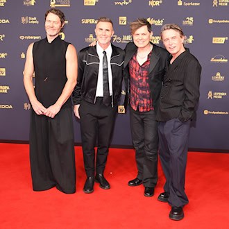 Jason Orange, Gary Barlow, Michael Kelly, Mark Owen (Take That) standen zusammen bei der Goldenen Henne auf der Bühne