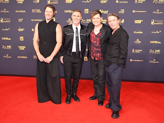 Jason Orange, Gary Barlow, Michael Kelly, Mark Owen (Take That) standen zusammen bei der Goldenen Henne auf der Bühne