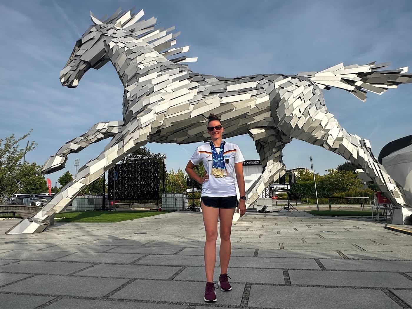 Alisa Fatum vom SSV Leutzsch mit ihren sechs Medaillen bei den Masters-Europameisterschaften 2026 in Šamorín