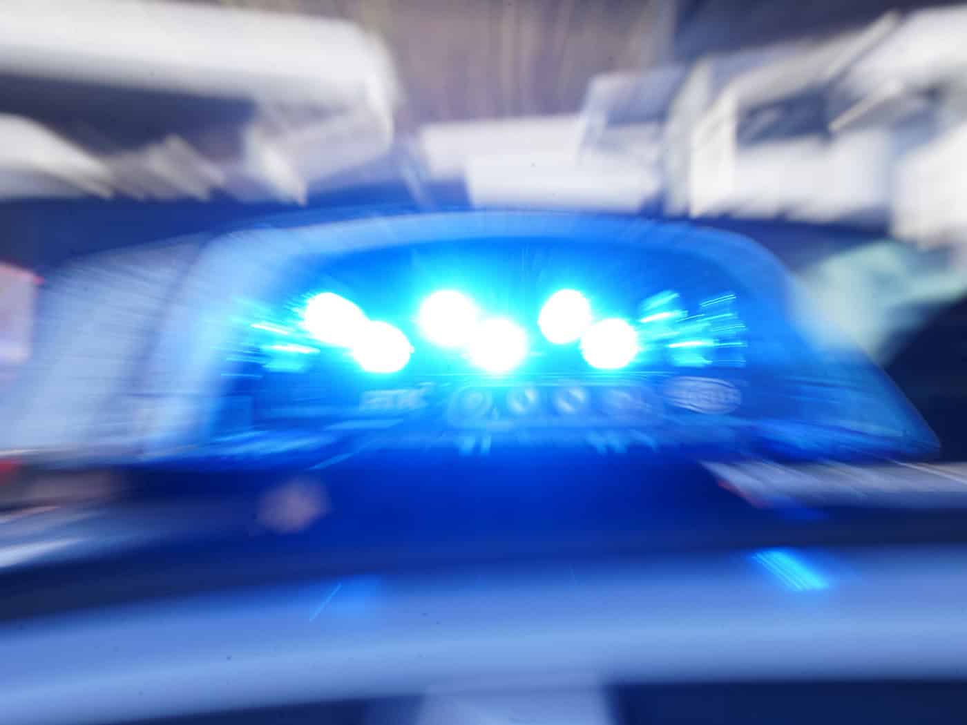 Auto stürzt nach Flucht in Gleisbett – Bahnstrecke gesperrt
