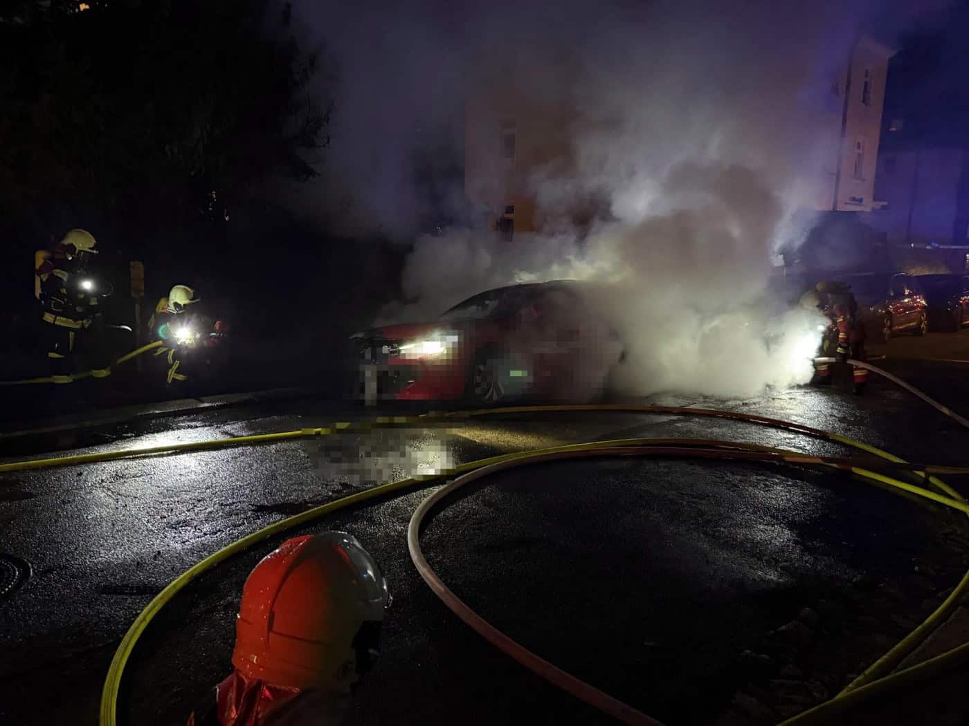 Pkw brennt in der Nacht in Radebeul vollständig aus