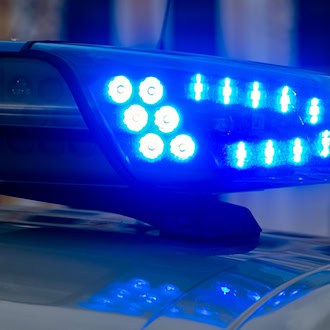 Autofahrer prallt nach mehreren Kollisionen gegen Hauswand