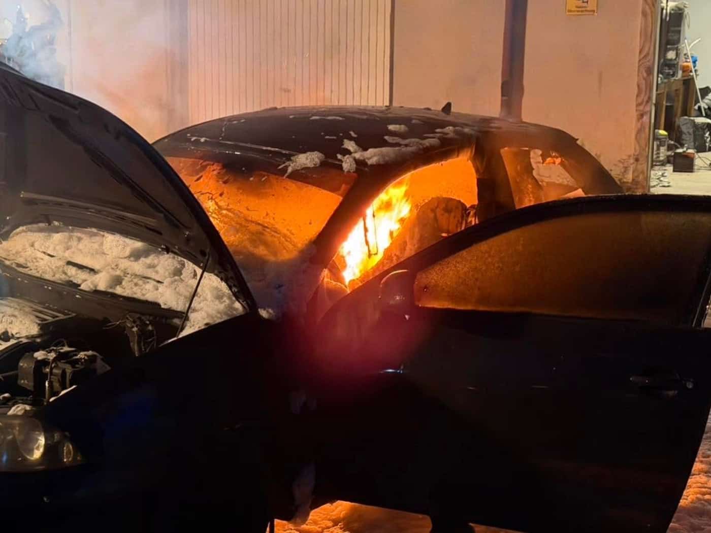 Auto brennt in Neusörnewitz vollständig aus