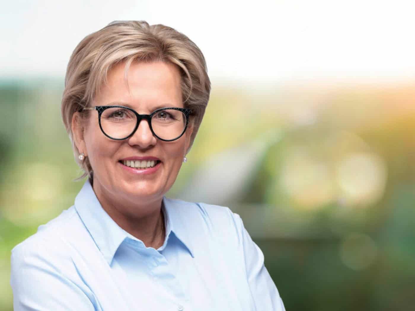 Ministerin Klepsch liest bei Weinlese in Meißen mit