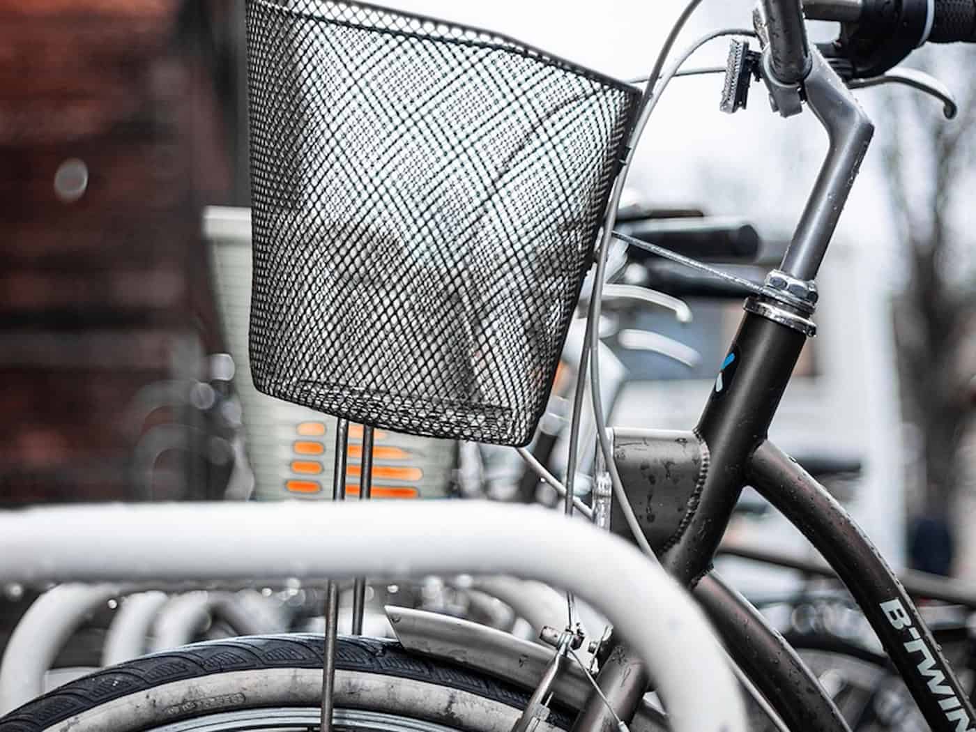 Rentnerin auf Fahrrad stößt mit kleinem Kind zusammen
