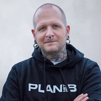 Porträt von Steven Rohner, CTO der PLAN-B NET ZERO AG, mit PLAN-B-Hoodie vor weißem Hintergrund