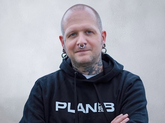 Porträt von Steven Rohner, CTO der PLAN-B NET ZERO AG, mit PLAN-B-Hoodie vor weißem Hintergrund