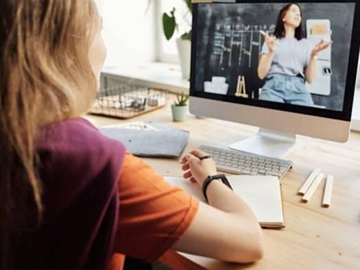 Schülerin nimmt an Online-Nachhilfe am Laptop teil