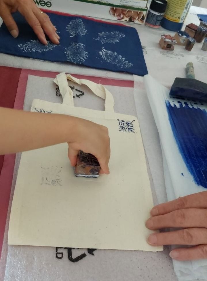 Blaudruck-Workshop BLaudruck ist heute noch lebendig und kann erprobt werden