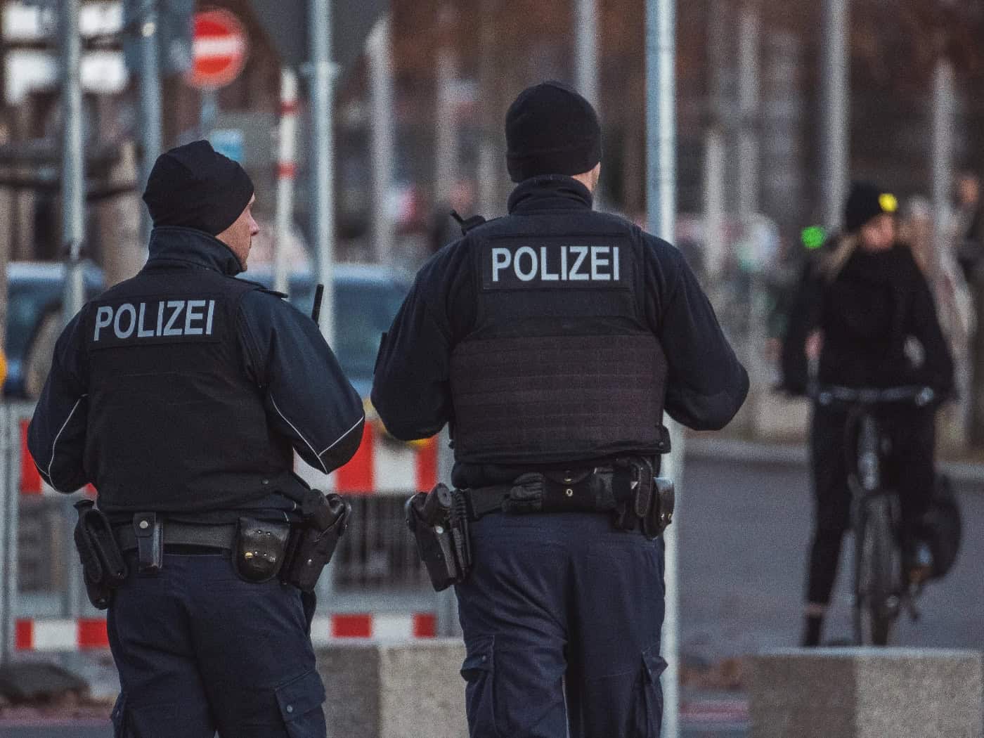 Großaufgebot der Polizei in Niesky: Mann mit Machete am Zinzendorfplatz