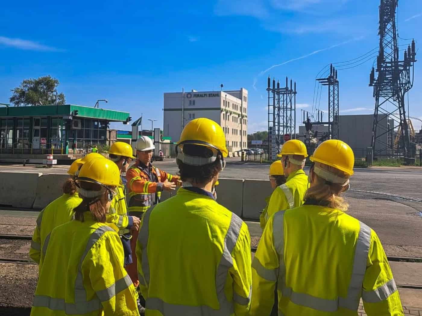 Studierende der TU Dresden zu Gast bei Feralpi Stahl in Riesa