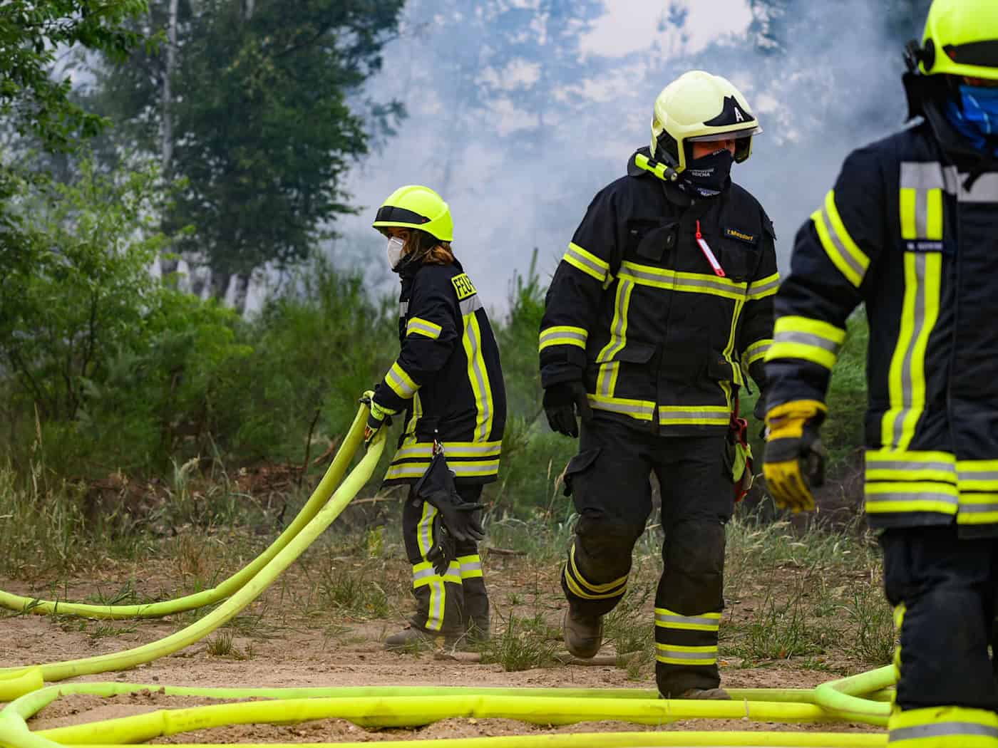 Feuerwehr trainiert Löschen in abgelegenen Waldgebieten