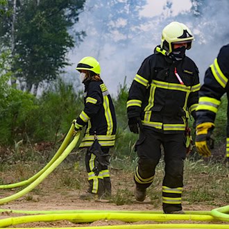 Feuerwehr trainiert Löschen in abgelegenen Waldgebieten
