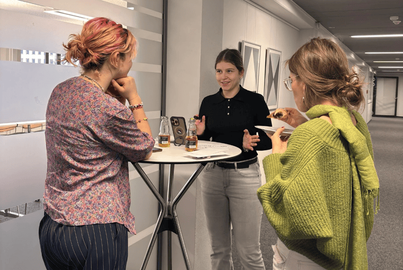 Gemeinsamer Austausch beim Forum junge Perspektiven Junge Menschen im gemeinsamen Gespräch beim Forum junge Perspektiven