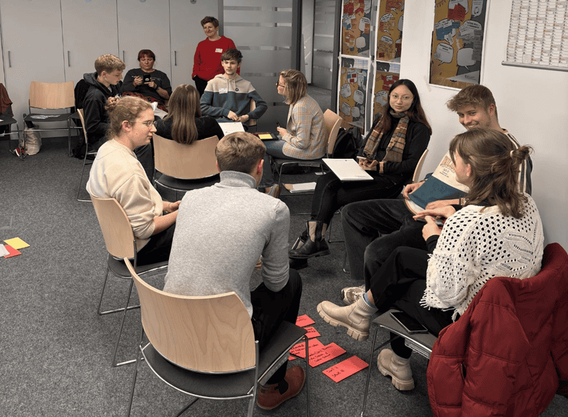 Gemeinsame Diskussionsrunde beim Forum junge Perspektiven Teilnehmende sitzen gemeinsam bei einer Diskussionsrunde des Forums junge Perspektiven