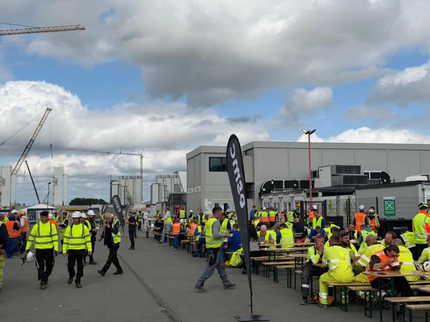 Hinter Gate 5 von ESMC: Currywurst, Richtkrone – und Radeburg am Bauzaun