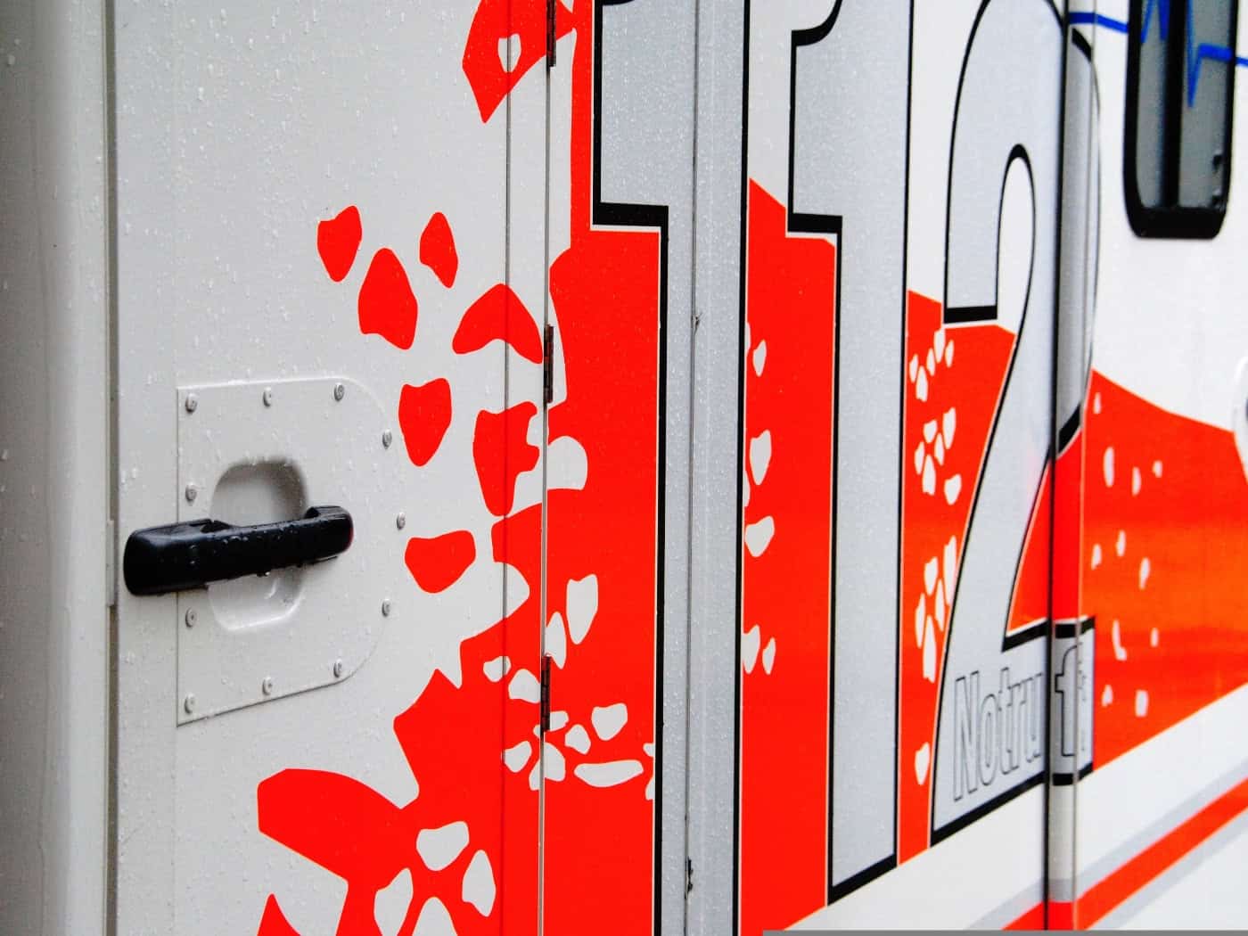 Kind läuft zwischen Autos hervor: Motorradfahrer in Hoyerswerda gestürzt