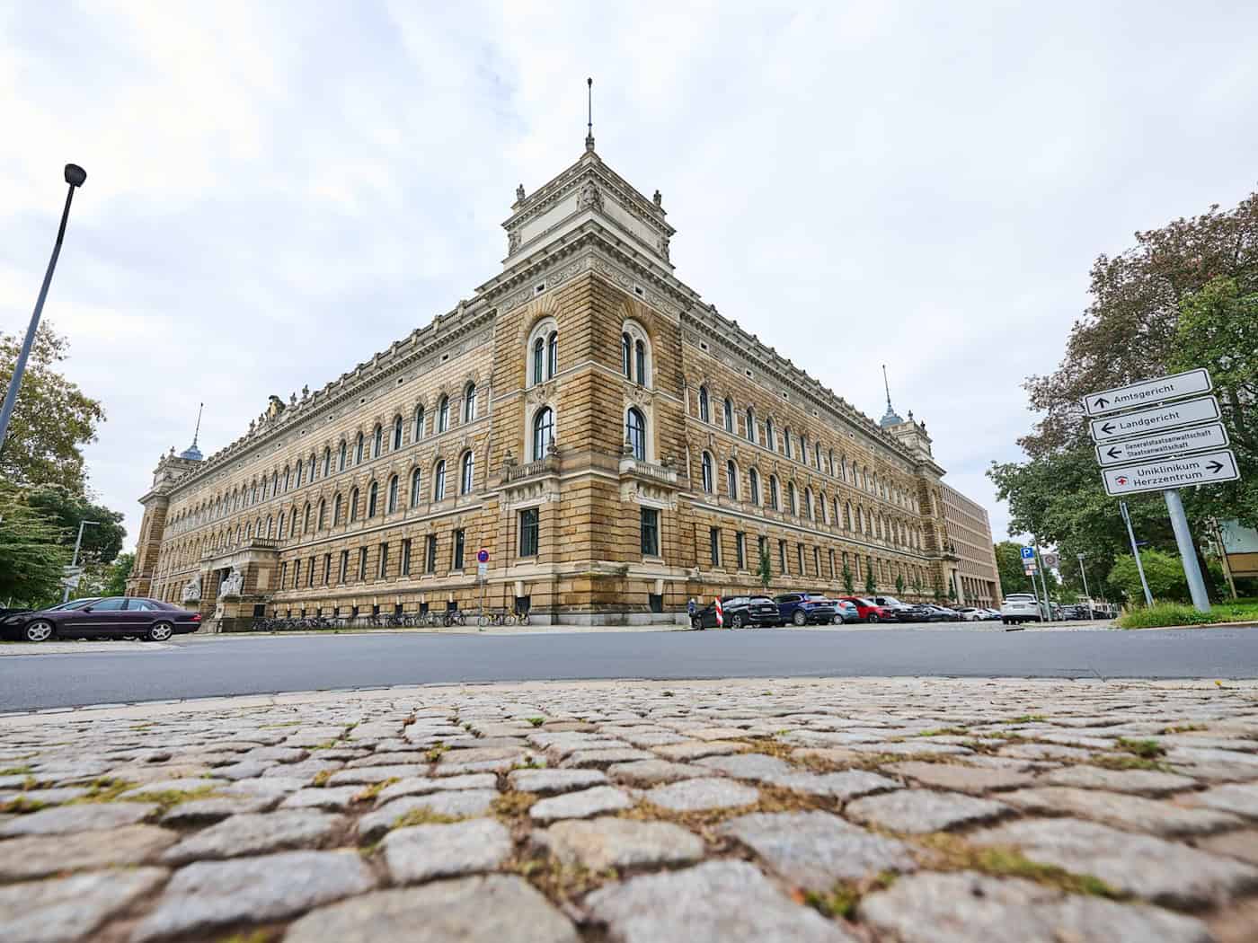 Hörgeschädigte betrogen: Angeklagter selbst hörgeschädigt