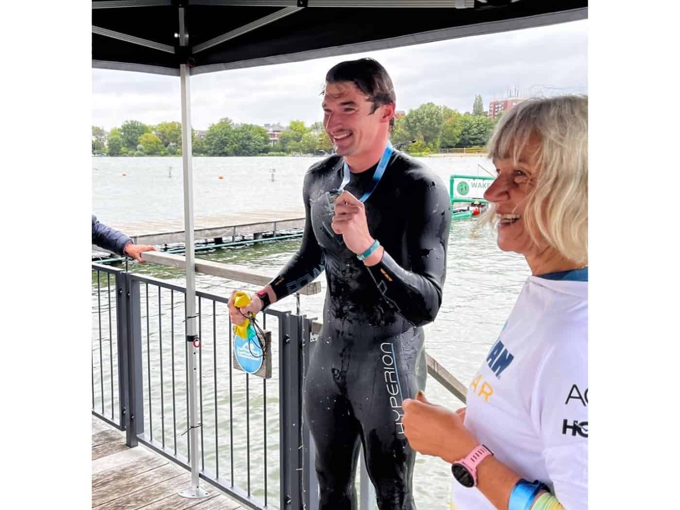 Ramon Klenz mit seiner Siegermedaille nach dem Wakenitzman 2026 in Lübeck.