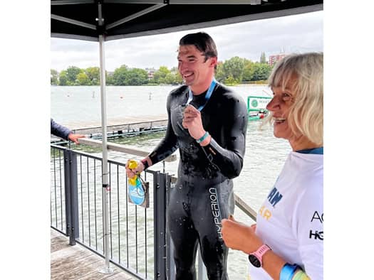 Ramon Klenz mit seiner Siegermedaille nach dem Wakenitzman 2026 in Lübeck.