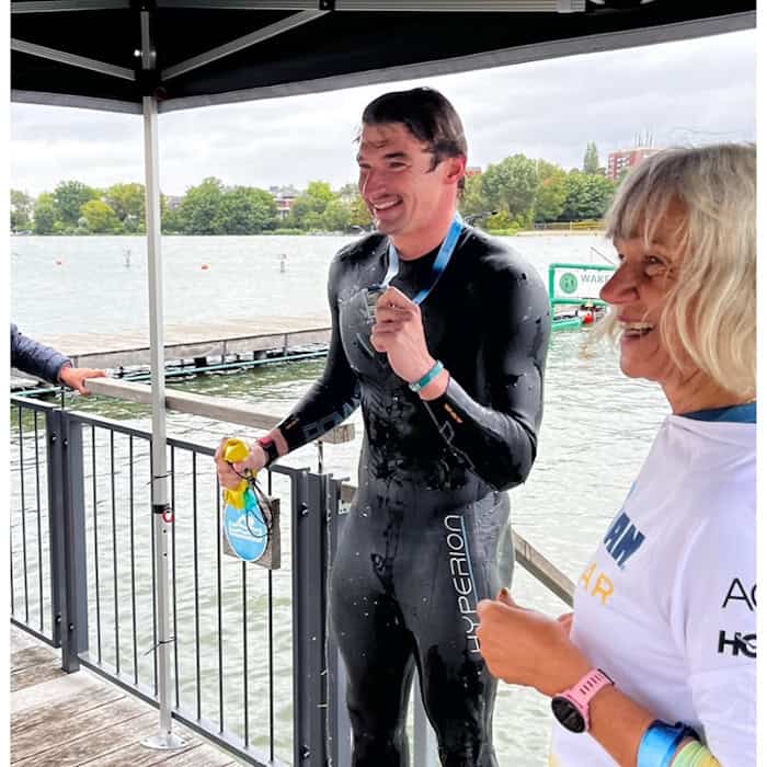 Ramon Klenz mit seiner Siegermedaille nach dem Wakenitzman 2026 in Lübeck.