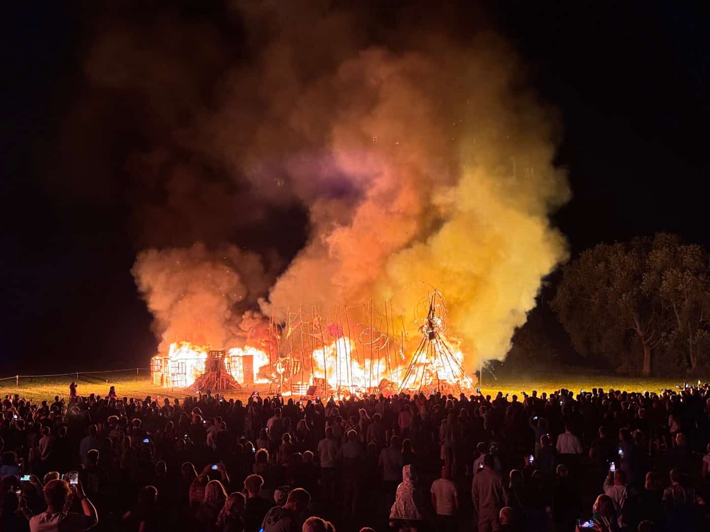 Großes Feuerspektakel in Radebeul auf den Elbwiesen