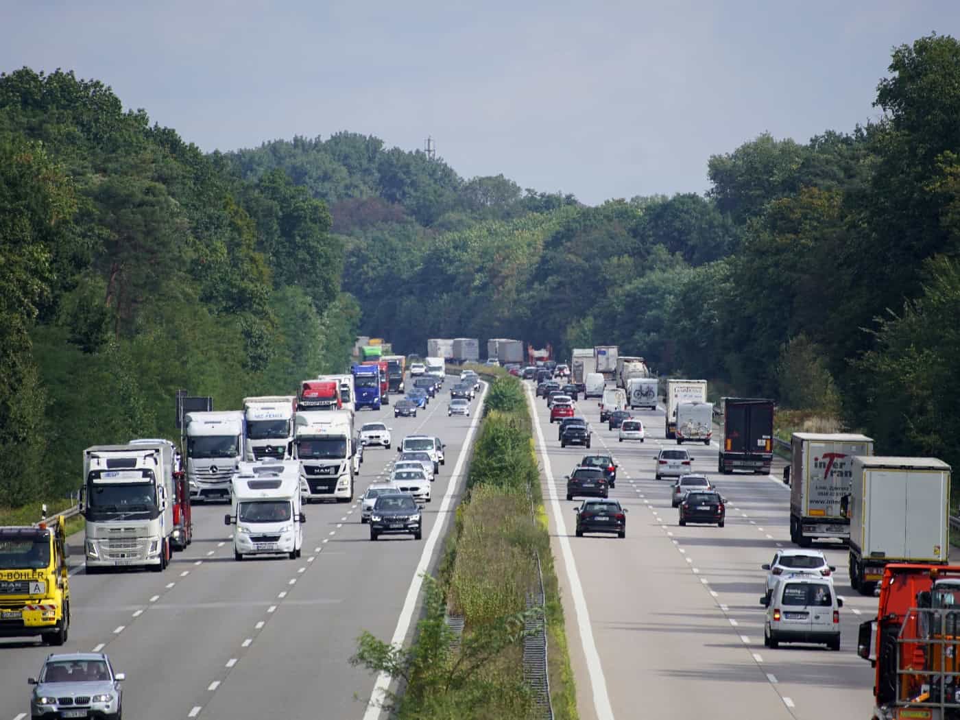 Passat kommt auf der A4 bei Bautzen von der Fahrbahn ab