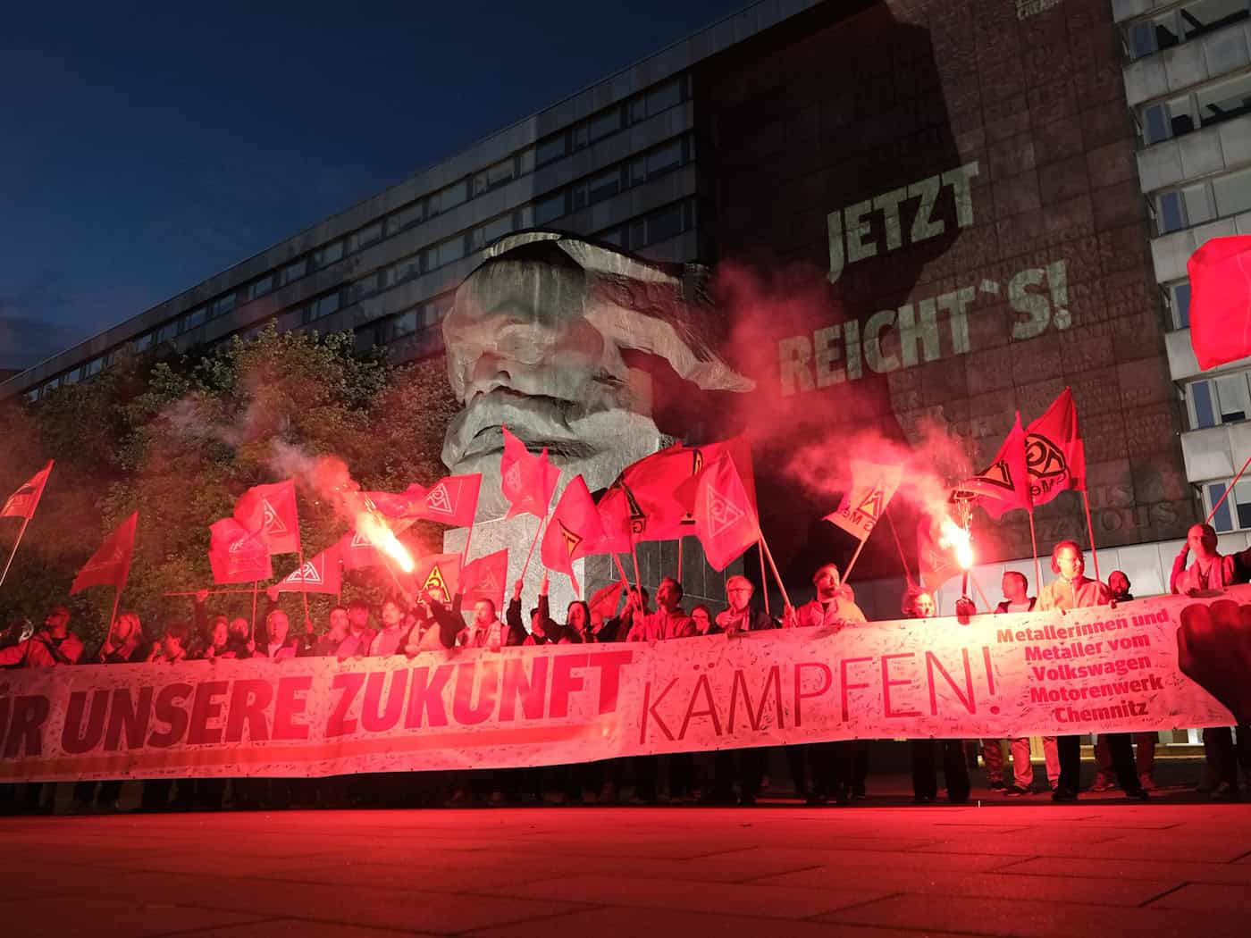 Lichtaktion am Karl-Marx-Monument für Autobranche in Sachsen