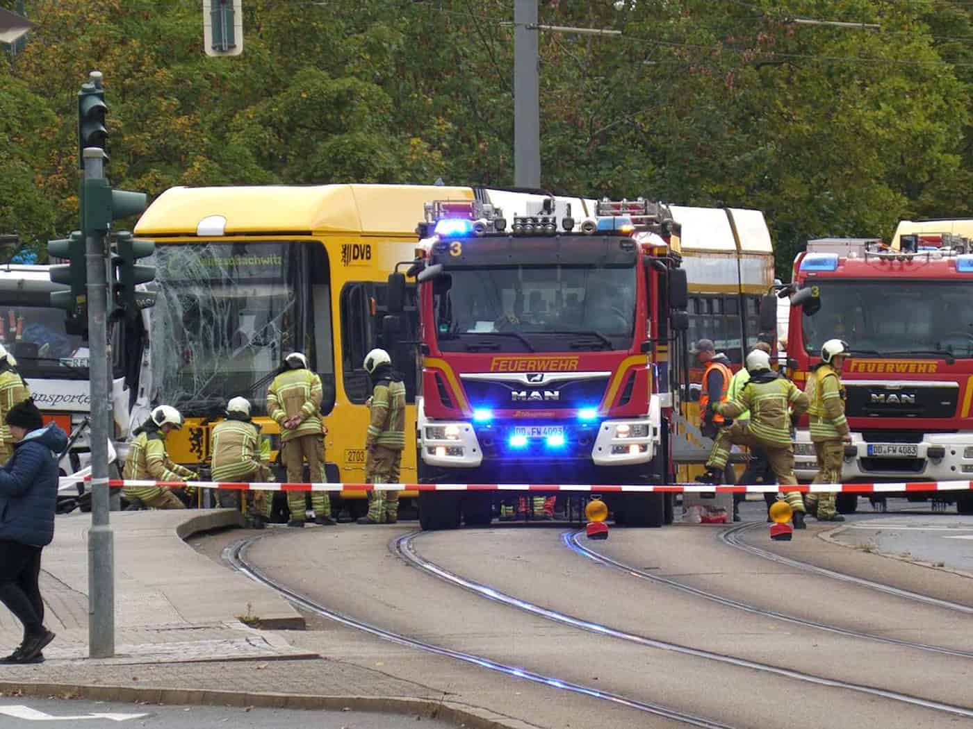 Lkw mit Straßenbahn kollidiert - vier Verletzte