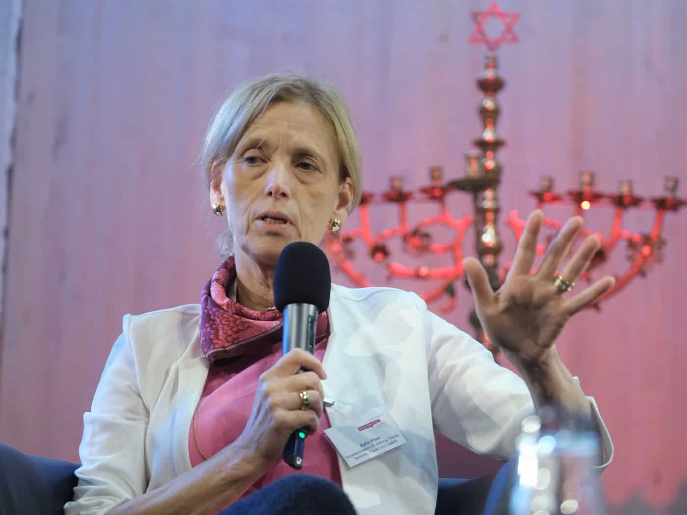 La ministra: los profesores deben saber más sobre el antisemitismo