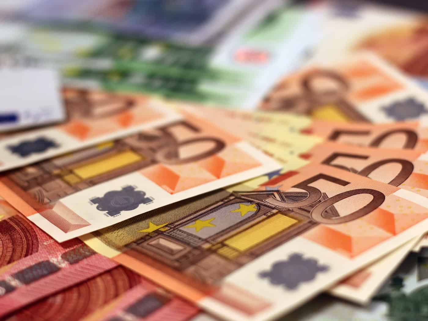 Fast 10.000 Euro aus Rentner-Wohnung gestohlen – Polizei findet Geld im Dienstwagen der Pflegekraft