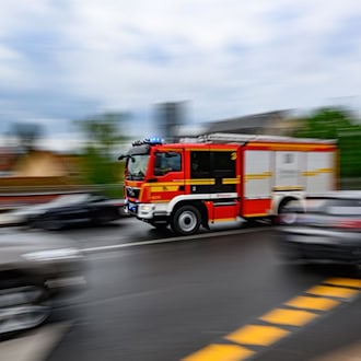 Müllhaufen brennt in Dresden - Starke Rauchentwicklung