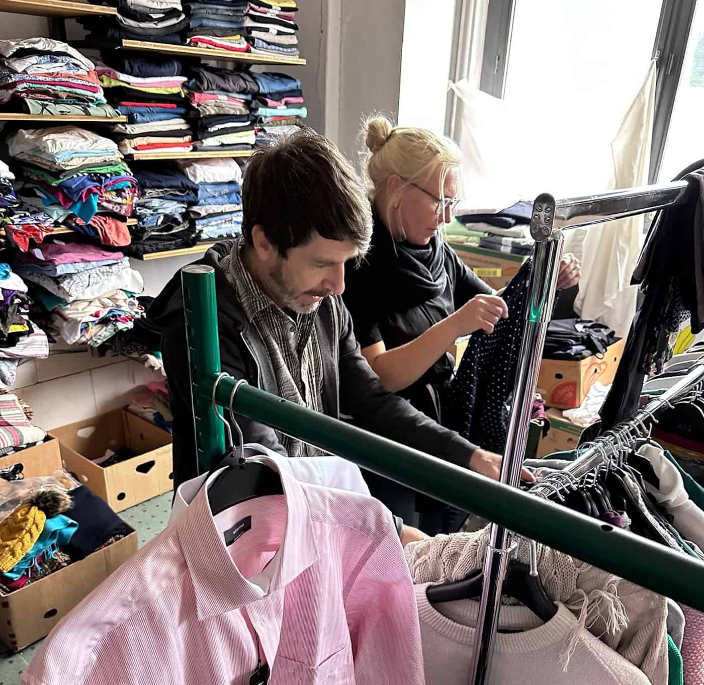 Ein Teil des Teams von ehrensache.jetzt in der Boutique des Sozialkaufhauses MöbelWert I Foto: A. Jahn Ein Teil des Teams von ehrensache.jetzt in der Boutique des Sozialkaufhauses MöbelWert I Foto: A. Jahn